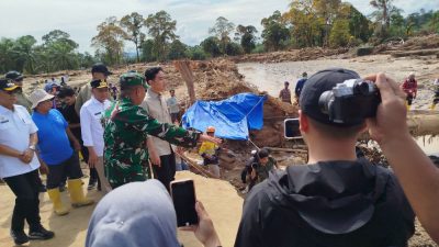 Tiba di Tapsel, Wapres Gibran Tinjau  Sungai Garoga dan Posko Pengungsian PT Agincourt Resources