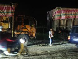 Truk Diduga Menangkut Minyak Limbah Sawit Berserak di Depan Gudang Mafia CPO Sei Buluh