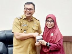 Bupati Asri Ludin Tambunan Serahkan Kartu E-Toll Kepada Alumni SMANSA Lubuk Pakam