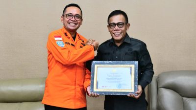 Basarnas Anugerahi Bupati Tapteng Penghargaan atas Dukungan Operasi SAR Bencana