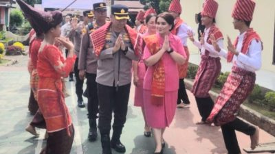Kunker ke Polsek Kutalimbaru, Kapolrestabes Medan Disambut Tarian Adat Dan Uis