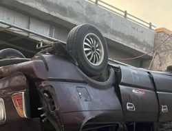Terobos Palang Penutup Jembatan, Toyota Kijang BB 1423 LK Terjun Ke Sungai Di Porsea