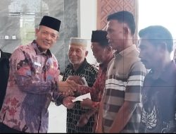 Wabup Tapteng Salurkan Rp555,2 Juta Zakat untuk 2.430 Warga