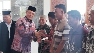 Wabup Tapteng Salurkan Rp555,2 Juta Zakat untuk 2.430 Warga