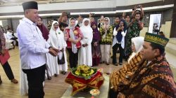 Wabup Tapteng Lepas 55 Calon Haji Dengan Tepung Tawar dan Upah-upah