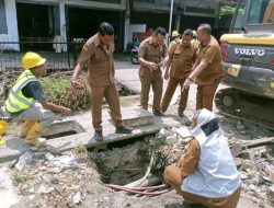 Respon Pengaduan Masyarakat, Camat Medan Kota Dan UPT SDABMBK Tutup Lubang Dan Perbaiki Slab Drainase