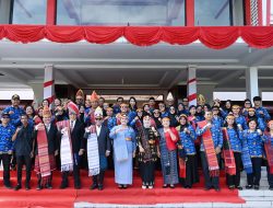 Bupati Tapteng Pimpin Upacara Hardiknas 2026, Apresiasi Kepsek dan Siswa Berprestasi