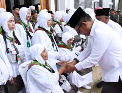 Bupati Tapteng Lepas 55 Jamaah Calon Haji, Harapkan Kembali Dengan Sehat dan Mabrur