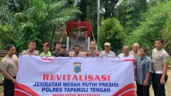 Pulihkan Akses Warga Pasca Bencana, Polsek Sibabangun Perbaiki Jembatan Rambing