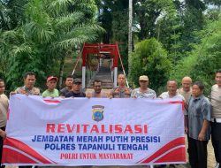 Pulihkan Akses Warga Pasca Bencana, Polsek Sibabangun Perbaiki Jembatan Rambing