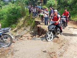 Akses Warga Terganggu, Bupati Masinton Tinjau Jalan Amblas Menuju Desa Sidaling