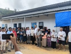 Gerindra Tapsel Bagikan Daging Kurban di Huntara Aek Latong