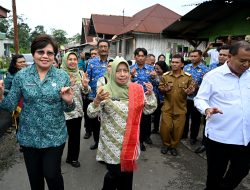 Pastikan Program PKK Berjalan Optimal, Titiek Sugiharti Tinjau Desa Temberun