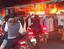 Warung Pakaian dan RM Ayam Penyet di Tanjung Morawa Terbakar