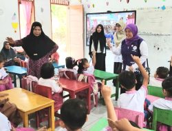 Ketua TP PKK Desa Baru Titi Besi Sosialisasikan Kartu Identitas Anak  di TK Al Ridwan