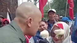 Emak-Emak Berikan Bunga Mawar Putih Untuk Kejaksaan