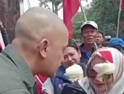 Emak-Emak Berikan Bunga Mawar Putih Untuk Kejaksaan