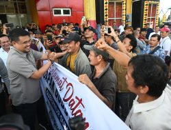 Disambut Hangat Warga di Bandara Binaka, Bobby Nasution Awali Agenda Berkantor di Kepulauan Nias