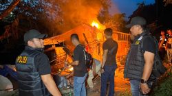 Sempat Diadang dan Diprovokasi Warga, Satresnarkoba Polrestabes Medan Bakar Sarang Narkoba Klambir V