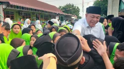 Disambut Ratusan Siswa, Anggota DPRD Deli Serdang Fraksi Gerindra  Dahnil Ginting Bantu Rp5 Juta Biaya Perbaiki Sekolah di Sampali