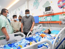 Gubernur Boby Nasution Jenguk Murid Korban Keracunan MBG Karo di RS Haji, Pastikan Penanganan Hingga Pulih