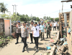 Kapolrestabes Medan Hadir di Lokasi 150 Rumah Terdampak Puting Beliung di Medan Johor, Bantuan Disalurkan