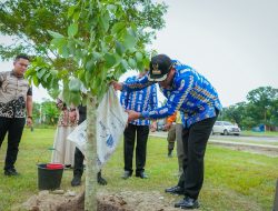 Bupati Deli Serdang Awali Penanaman Bibit Pohon Pengganti Karangan Bunga HUT RI ke-81