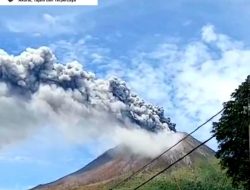 Gunung Sinabung di Kabupaten Karo Kembali Erupsi, Tinggi Kolom Abu Capai 3.500 Meter