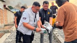 Polrestabes Medan Bumihanguskan Sarang Narkoba Bantaran Rel Kereta Api di Sei Mencirim