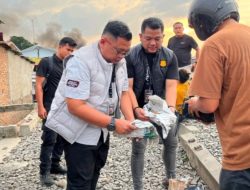 Polrestabes Medan Bumihanguskan Sarang Narkoba Bantaran Rel Kereta Api di Sei Mencirim