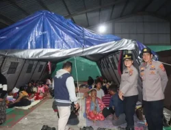 Kapolres Karo Bersama Bhayangkari Salurkan Bantuan ke Warga Pengungsi Gunung Sinabung