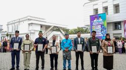 Hari Sumpah Pemuda ke-98, Wagub Surya Serahkan Penghargaan kepada Tujuh Organisasi Kepemudaan