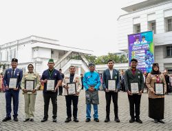 Hari Sumpah Pemuda ke-98, Wagub Surya Serahkan Penghargaan kepada Tujuh Organisasi Kepemudaan