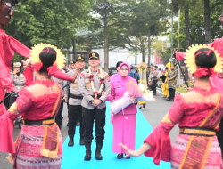 Resmi Pimpin Polda Sumut, Irjen Pol Sonny Irawan Disambut Ulos dan Tarian Tradisional
