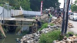 PKL Diatas Parit Sulit Ditertibkan, Proyek Talud Penahan Air Jalan Pasar 3 Datok Kabu Terancam Bermasalah