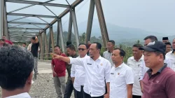 Bahas Penanganan Jalan Darurat Natam, Camat Darul Hasanah dan Kadis PUPR Agara Tinjau Lokasi