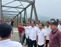 Bahas Penanganan Jalan Darurat Natam, Camat Darul Hasanah dan Kadis PUPR Agara Tinjau Lokasi